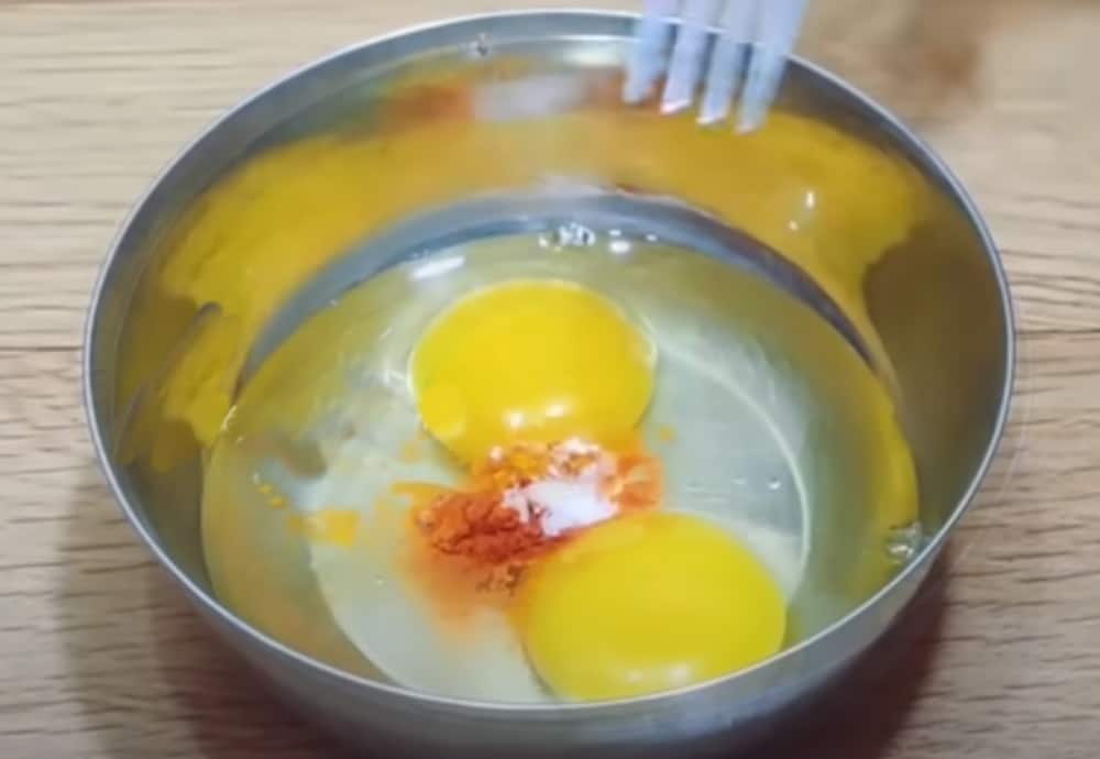 egg mixing with masala