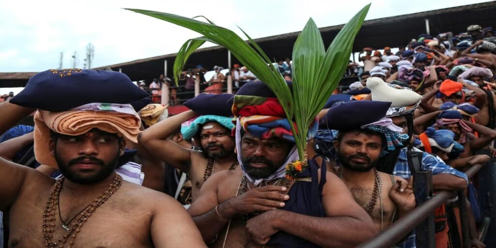 Sabarimala divotees with coconut tree 1