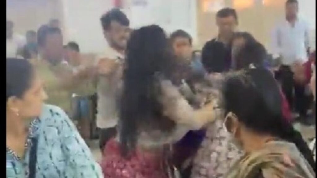 saree fight1