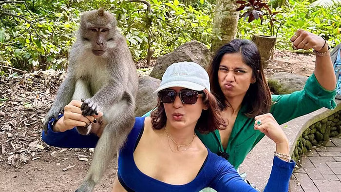 samantha selfie with monkey