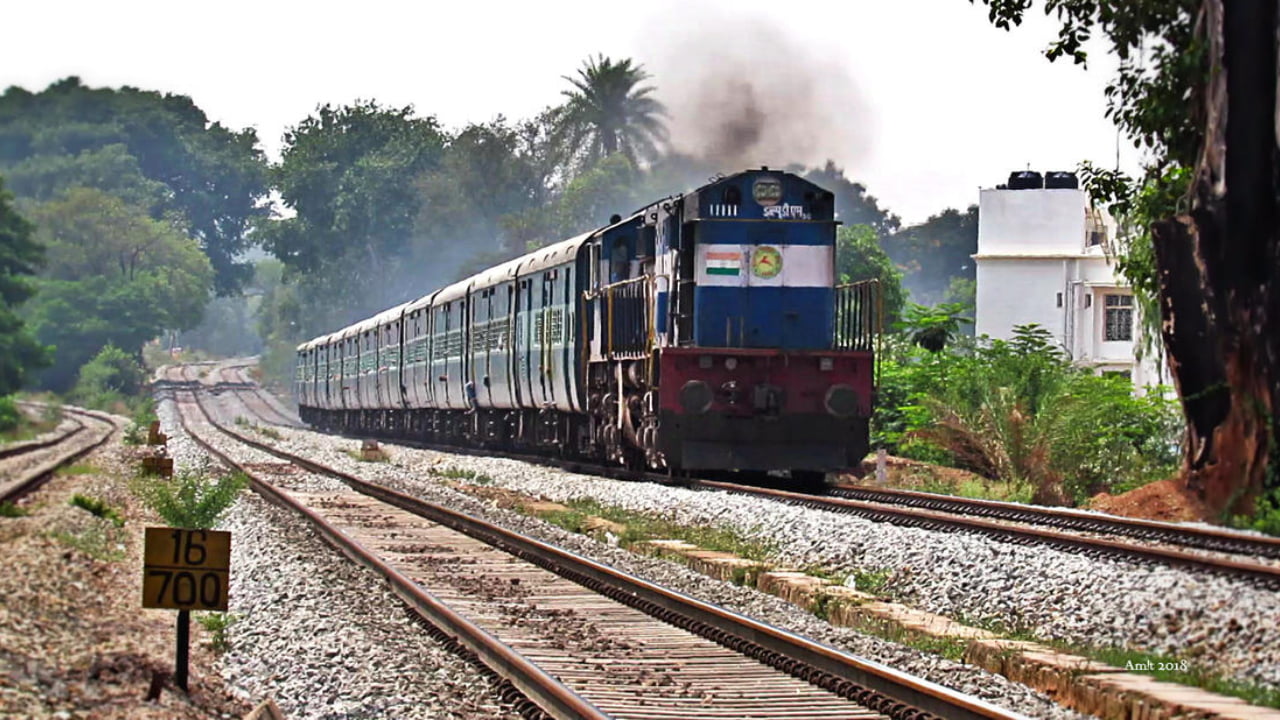 இரயில்வே அபராத விதிகள்: இரயிலில் பயணம் செய்பவர்கள் இந்த விதிகளை தெரிந்து கொண்டால் அபராதத்தில் இருந்து தப்பிக்கலாம்…