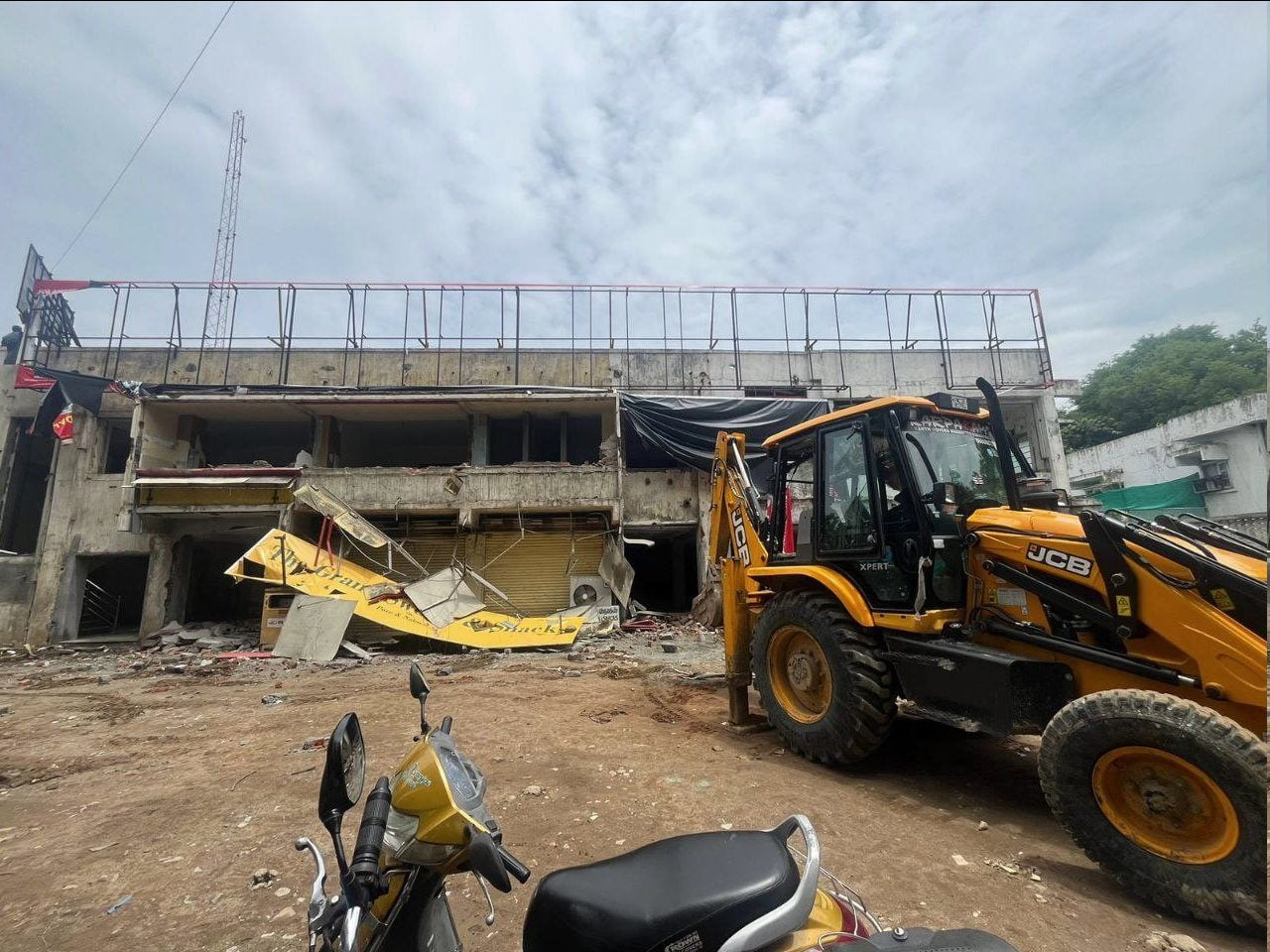 Demolition of new building constructed on government land in Chennai Parangimalai