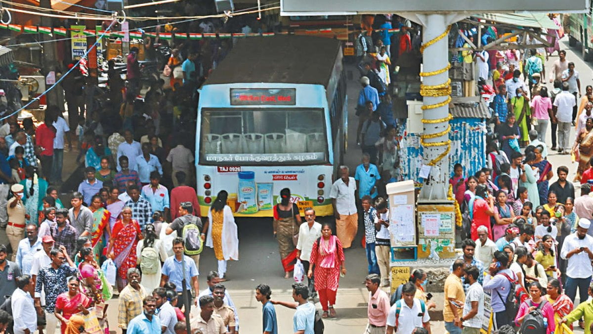 Heavy traffic jam in Tambaram to cancellation of electric trains between Pallavaram - Guduvanchery