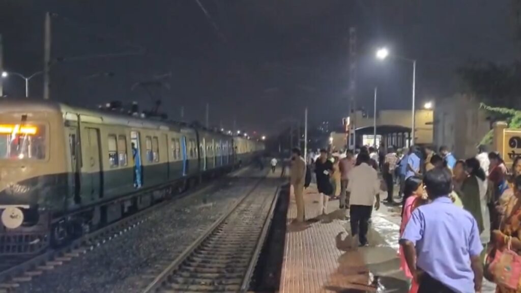 Unruly crowd at Chennai Central Railway Station due to Electric trains not coming on Arakkonam route