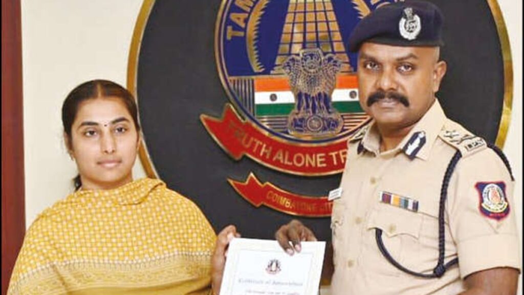 Coimbatore Police Commissioner praised the woman who handed over Rs 50,000 lying on the road to the police