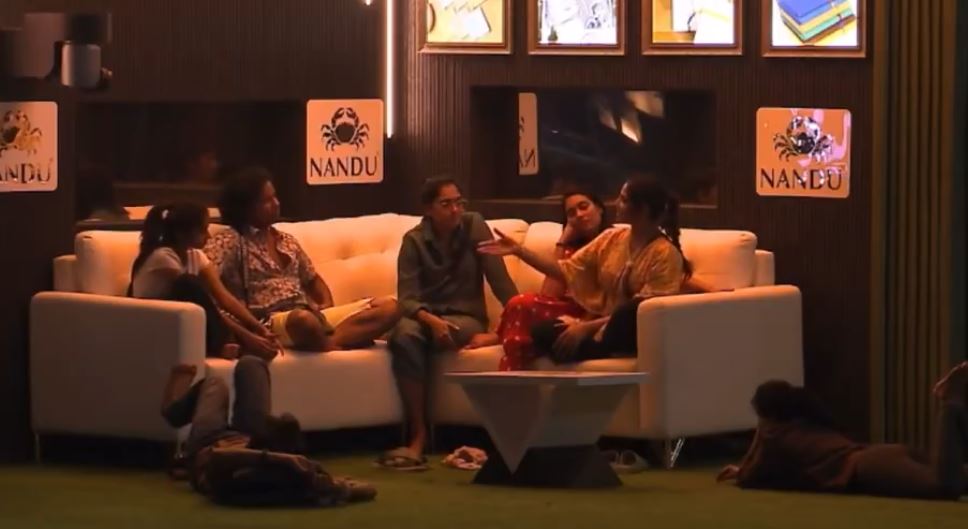 anshida with housemates