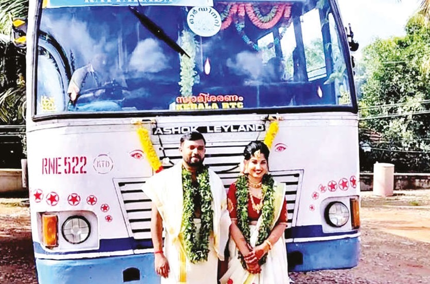 The government bus that fostered love: A super act done by a young couple in a wedding dress