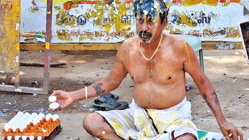 Councilor's husband hits himself on the head with 150 eggs in Thanjavur