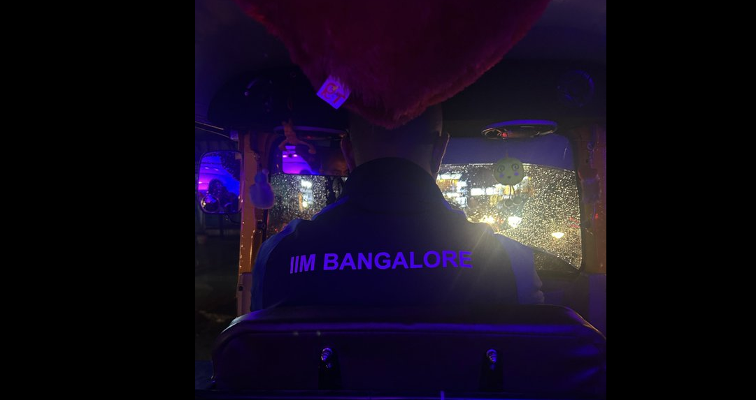 பெங்களூரில் IIM-B லோகோ டீசர்ட் உடன் ஆட்டோ ஓட்டிய இளைஞர்.. பின்னணி என்ன? இளம்பெண்ணின் வைரல் பதிவு..!