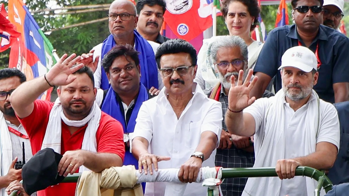 பீகார் தேர்தலின் முடிவால் தமிழகத்தில் இவ்வளவு தாக்கத்தை ஏற்படுத்த முடிகிறதா? காங்கிரஸை ஒரு சுமையாக கருதுகிறதா திமுக? ஆனால் காங்கிரஸ் இல்லாவிட்டால் சிறுபான்மையினர் வாக்கு விஜய்க்கு போய்விடுமே.. காங்கிரஸை ஒதுக்கவும் முடியாமல் வைத்து கொள்ளவும் முடியாத நிலையா? காங்கிரஸ் சுதாரிக்க வேண்டிய நேரம்..