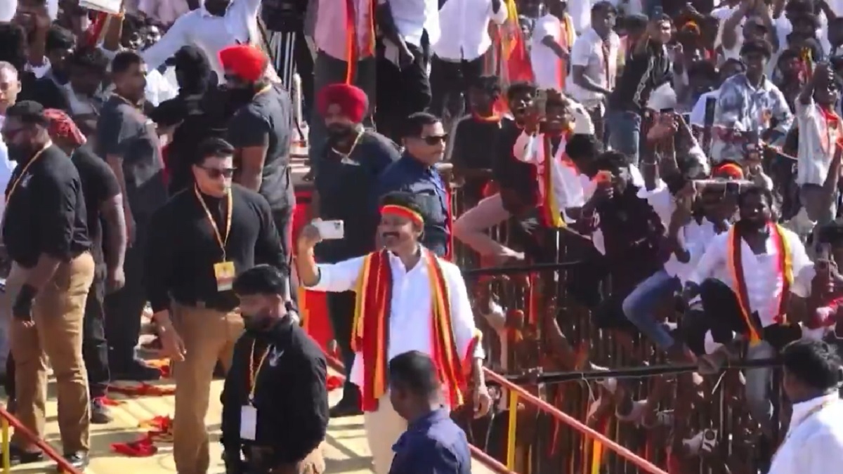 மதுரையில் பிரமாண்டமான தவெக மாநாடு..விஜய்யை பார்த்த உற்சாகத்தில் தவெக துண்டு, கொடிகளை வீசிய தொண்டர்கள்.. ஆட்சி மாற்றம் நிச்சயம்..!