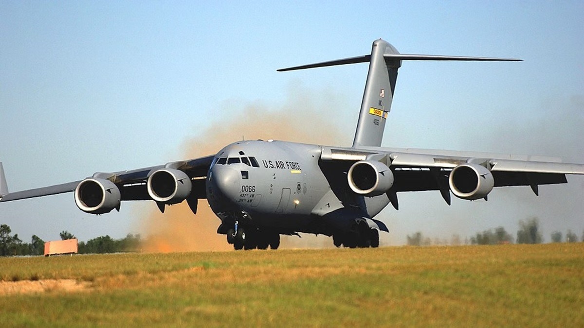 பாகிஸ்தானுக்கு திடீரென வந்திறங்கிய அமெரிக்க போர் விமானம்.. அதுவும் இந்தியா அடித்து துவம்சம் செய்த நூர் கான் விமானப்படை தளத்திற்கு.. ஆயுதங்கள் சப்ளையா? இந்தியாவை மிரட்ட பூச்சாண்டியா? எதுவாக இருந்தாலும் பாத்துக்கிடலாம்..! மோடி இருக்க பயமேன்..!