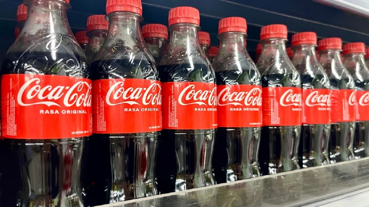 கோக்-கோலா ஒரு மாசுபடும் நிறுவனம்.. இனிமேல் கோக்-கோலா வேண்டாம்.. உலகம் முழுவதும் கடும் எதிர்ப்பு.. அமெரிக்காவின் வர்த்தக தடையால் உலகம் முழுவதும் கோபம்..!