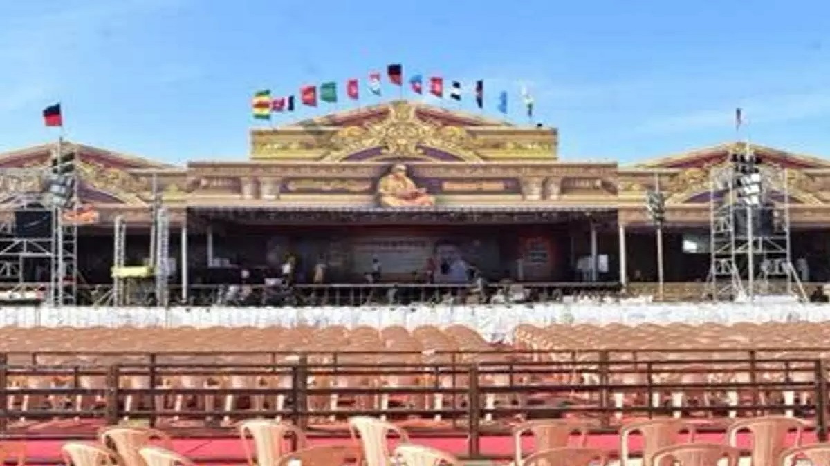 ஒரு லட்சம் சேர் போட்டும், ஒன்றரை லட்சம் பேர் வெளியில நின்னாங்க… கொஞ்சம் கூட வெட்கமே இல்லையா? பெய்டு புரமொஷனர்கள் சிக்கிய தரமான சம்பவம்.. காசு கொடுத்தா என்ன வேணும்னாலும் செய்வீங்களா? 10000 ரூபாய்க்கு மானத்தை விக்குறீங்களே..!