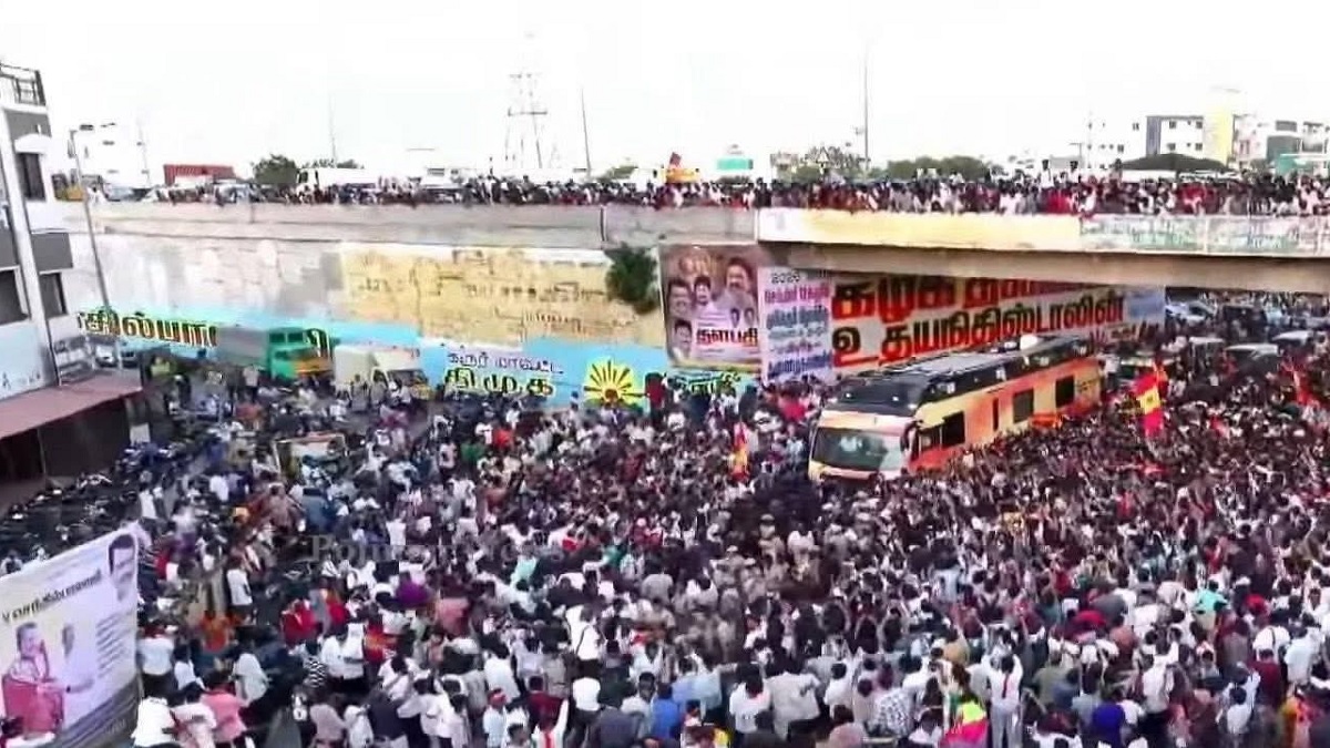 பாட்டிலுக்கு 10 ரூபாய்.. பாட்டிலுக்கு 10 ரூபாய்.. பாட்டாகவே பாடிய விஜய்.. ஊழல் பணத்தை திமுக குடும்பத்திற்கு 24×7 டெலிவரி செய்யும் ஏடிஎம் மிஷின்.. இதைவிட யாரும் கேவலப்படுத்த முடியாது.. இன்னும் ஆறே மாசம் தான்.. ஆட்சி மாறும்.. காட்சி மாறும். கரூரில் விஜய் ஆவேசம்..!