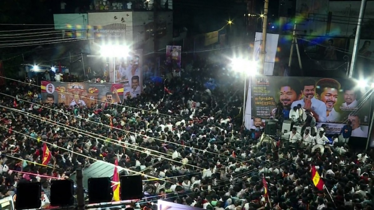 விஜய் வருகைக்காக நள்ளிரவு 1 மணி வரை காத்திருந்த பெரம்பலூர் பொதுமக்கள்.. கடும் குளிரிலும் ஒருவர் கூட கலையவில்லை.. மக்கள் நலன் கருதி விஜய் எடுத்த அதிரடி முடிவு.. மக்களுக்கு ஏமாற்றம் என்றாலும் அரசியல் கட்சிகள் வயிற்றில் கரைத்த புளி..!