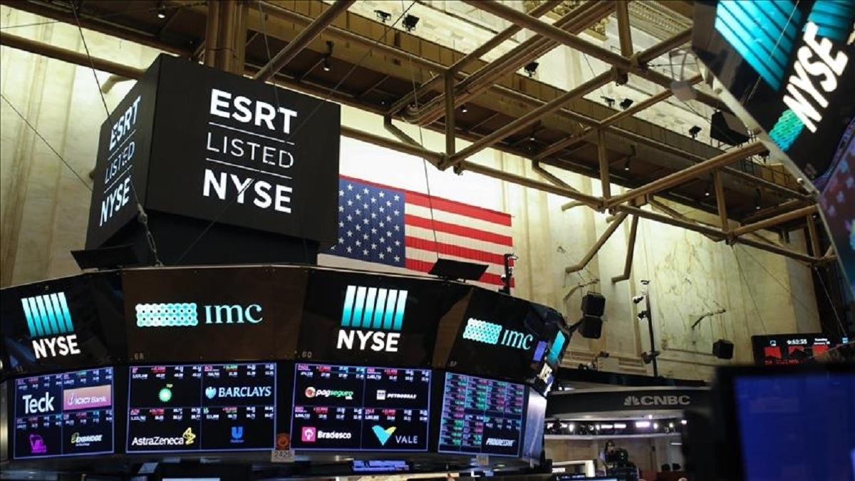 ஆபத்தான பொருளாதாரம், மோசமான வேலையின்மை, டிரம்ப் வர்த்தக வரியால் நசுங்கிய தொழில்கள்.. இருப்பினும் உயர்ந்தது பங்குச்சந்தை.. என்ன மாயாஜாலம் நடந்தது அமெரிக்காவில்? பெடரல் வங்கி எடுத்த அதிரடி முடிவு தான் காரணமா?