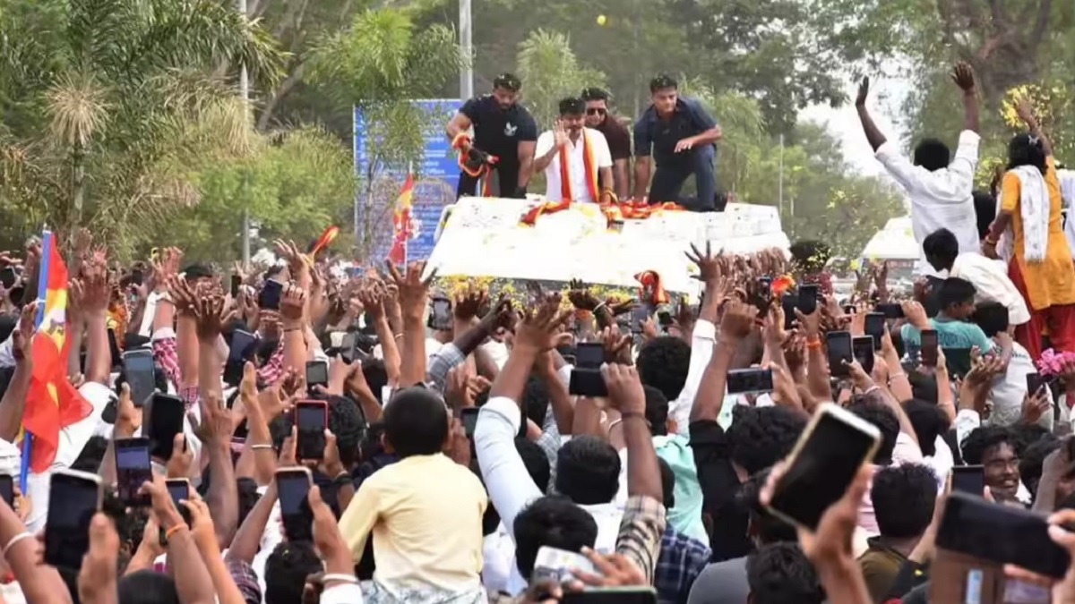 அரசியல்னா என்னடா, மக்கள் சேவைடா.. திருச்சி குலுங்க குலுங்க.. ஆரம்பமாகிறது விஜய்யின் மக்கள் சந்திப்பு பயணம்.. இனி ஒருத்தருக்கும் தூக்கம் இல்லை.. கூட்டணிக்கு கட்சிகள் வந்தால் லாபம்.. வராவிட்டாலும் பரவாயில்லை.. தனித்து களமிறங்குவோம்..!