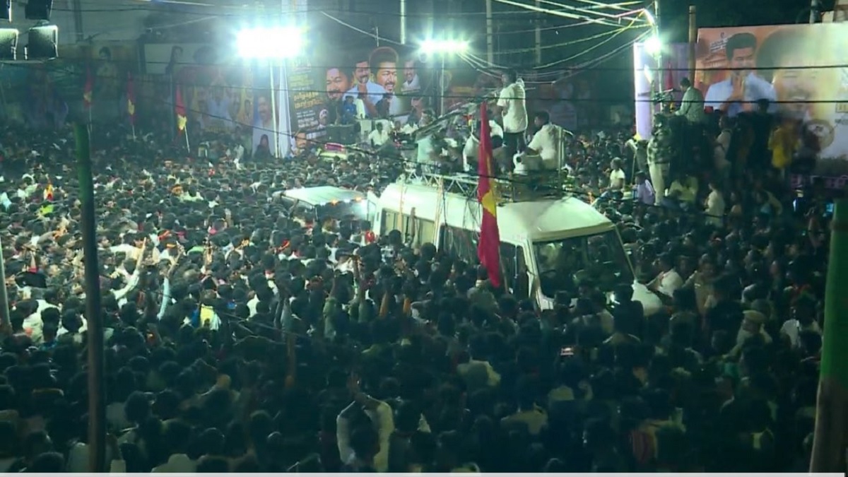 தவெக அமைதியாக இருப்பது ஏன்? விஜய்யை கைது செய்ய வேண்டும் என்று போஸ்டர் ஒட்டிய பிறகும் எதிர்வினை ஆற்றாதது ஏன்? எங்கே சென்றார்கள் புஸ்ஸி ஆனந்த், ஆதவ் அர்ஜூனா? கைதான தவெகவினரை காப்பாற்ற என்ன நடவடிக்கை? இக்கட்டான சூழ்நிலையில் ஒரு தலைவன் அமைதியாக இருக்கலாமா?