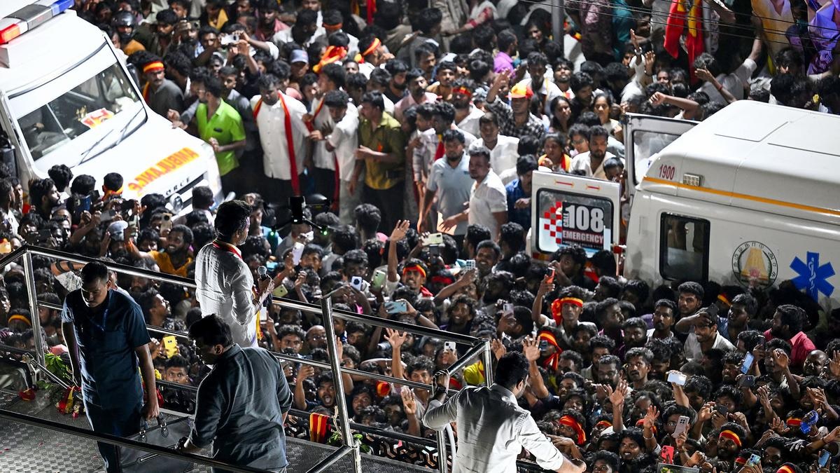 சிபிஐக்கு வழக்கு மாறிவிட்டது என அசால்ட்டாக இருக்க கூடாது.. இனிமேல் தான் தவெக கவனமாக இருக்க வேண்டும்.. வழக்கிற்கு தேவையான ஆவணங்களை கவனத்துடன் சமர்பிக்க வேண்டும்.. சிபிஐக்கு முழு ஒத்துழைக்க வேண்டும்.. அரசியல் விமர்சகர்கள் அறிவுறுத்தல்..!