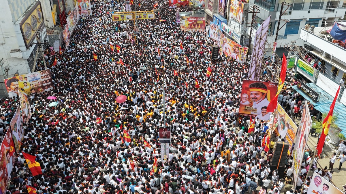 முன்னணி ஊடகங்களே நேரலை.. நாமக்கல்லில் லட்சக்கணக்கில் குவிந்த கூட்டம்.. கரூரில் கூட்டத்தால் ஸ்தம்பிப்பு.. சமூக வலைத்தளங்களில் டிரெண்ட்.. இப்படி யாராவது ஒரு அரசியல் தலைவருக்கு நேர்ந்ததுண்டா? மக்கள் வெள்ளத்தில் ஊர்ந்து வரும் விஜய் வேன்..