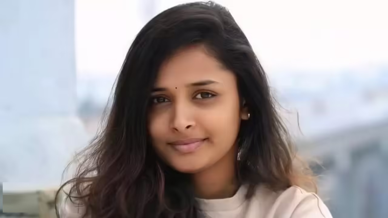 Biggboss Tamil Season 9: அடுத்த ‘விக்கெட்டா’? பிக் பாஸ் வீட்டில் மயங்கி விழுந்த ரம்யா ஜோ.. உணவு தட்டுப்பாடா? உணவு, தண்ணீர் கூட கொடுக்காமல் அப்படி என்னங்கடா நிகழ்ச்சி நடத்துறீங்க.. சீசனை இழுத்து மூடுட்டு போங்கடா பிக்பாஸ் டீம்..!