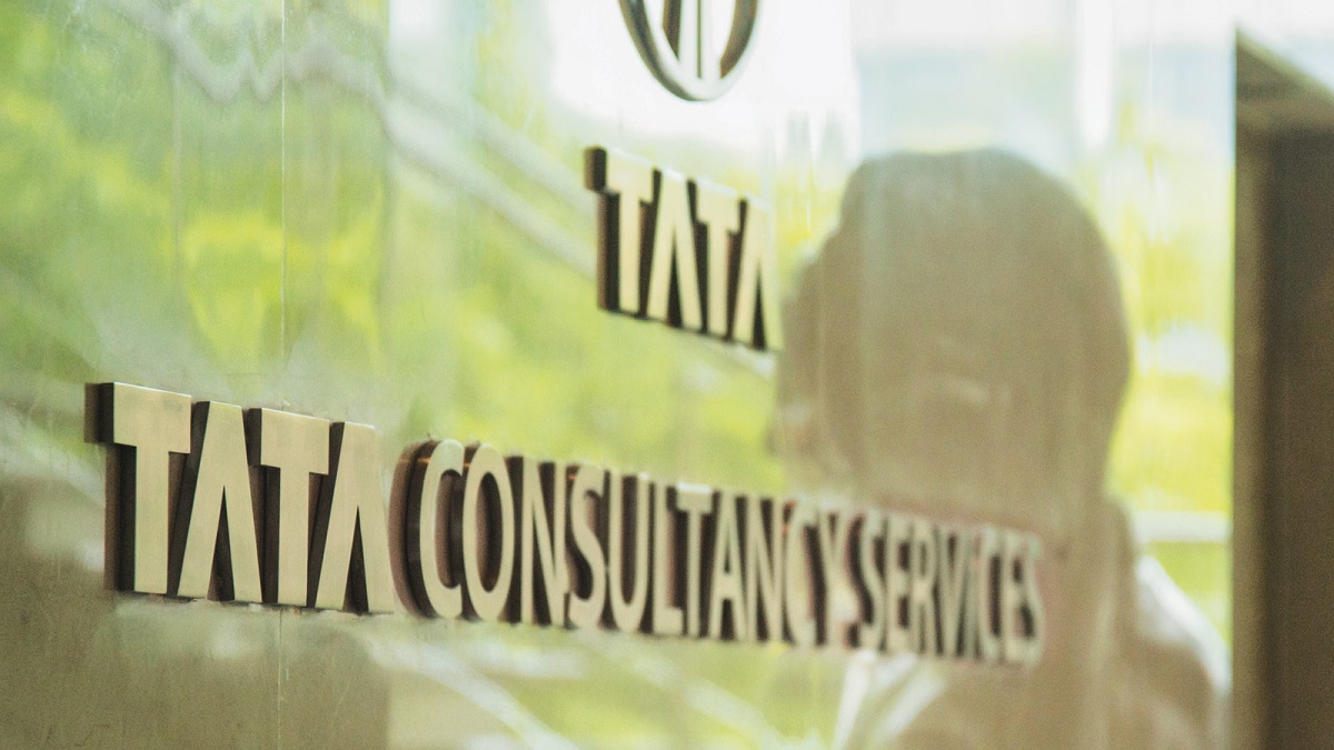 $100,000 போனாலும் பரவாயில்லை.. அமெரிக்கர்களை வேலையில் இருந்து தூக்கிவிட்டு H-1B விசா வைத்திருக்கும் இந்தியர்களை வேலைக்கு எடுக்கிறதா டிசிஎஸ்? அமெரிக்கர்கள் அதிர்ச்சி.. செனட்டர்களின் அதிர்ச்சி குற்றச்சாட்டு..