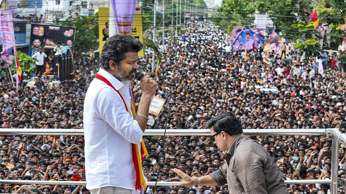 தமிழகம் முழுவதும் 234 தொகுதிகளிலும் கிளைகள் அமைக்கும் பணி.. கிளை உறுப்பினர்களை கண்காணிக்க வார் ரூம்.. விஜய்யே நேரடியாக கண்காணிப்பதாக தகவல்..! 5 பூத்துகளுக்கு ஒரு கிளை.. ஒரு தொகுதிக்கு 5 கிளைகள்.. பக்காவாக பிளான் போடும் தவெக நிர்வாகிகள்..!