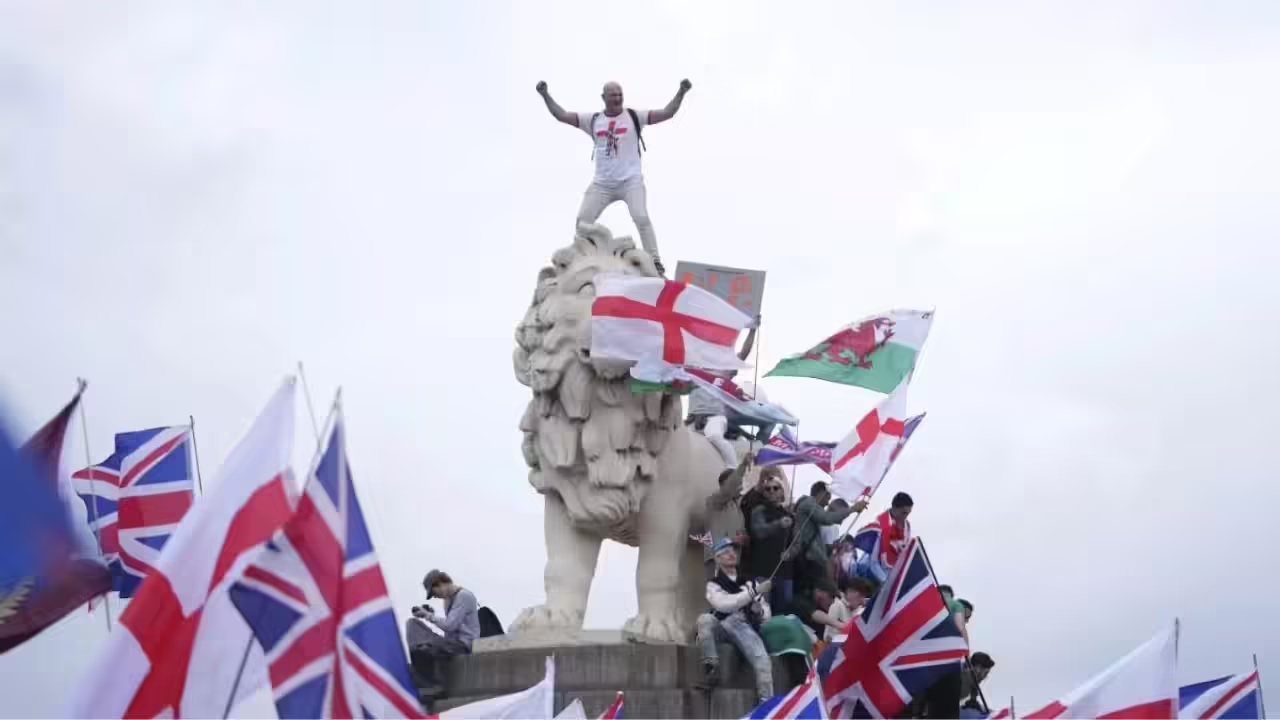 20 ஆண்டுகள் காத்திருந்தால்தான் நிரந்தர குடியுரிமை.. இந்தியர்களுக்கு பிரிட்டன் வைத்த ஆப்பு.. மருத்துவர்கள், செவிலியர்களுக்கு மட்டும் சலுகை.. பணக்கார தொழிலதிபர்களுக்கு மேலும் சலுகை.. நடுத்தர வர்க்கத்தினர்களுக்கு மட்டும் சிக்கல்.. அமெரிக்காவை தொடர்ந்து குடியேற்ற கொள்கைகளை இறுக்கும் பிரிட்டன்..!