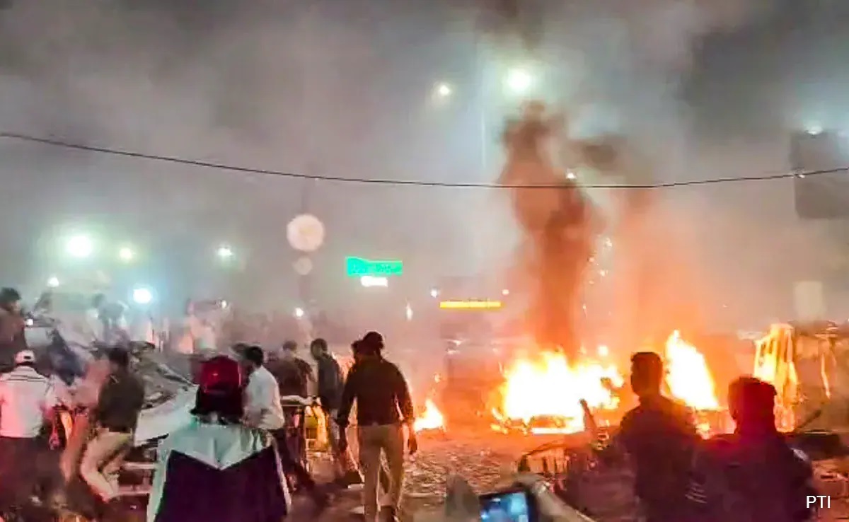 டெல்லியில் செங்கோட்டை அருகே பயங்கர குண்டுவெடிப்பு.. 9 பேர் பலி.. பாகிஸ்தான் வேலையை காட்டிவிட்டதா? உடனடியாக சம்பவ இடத்தில் ஆய்வு செய்த அமித்ஷா.. இன்னொரு ஆபரேஷன் சிந்தூர் நடவடிக்கையா?