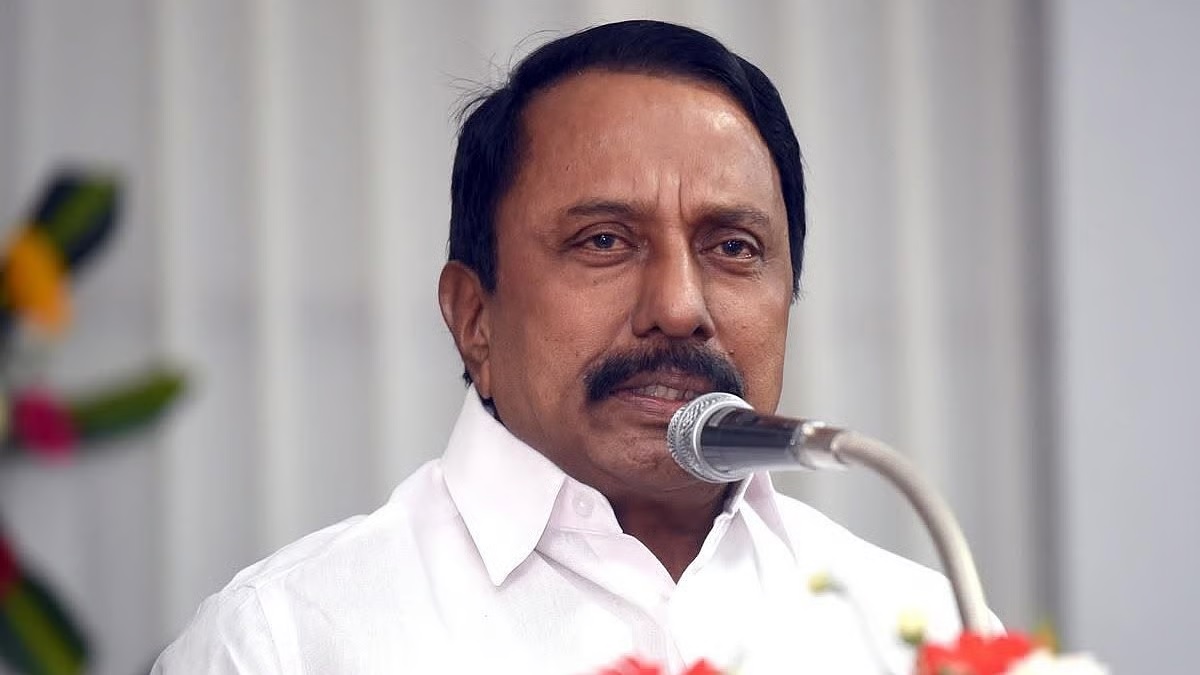 செங்கோட்டையன் அவருக்கு கேட்டை திருந்து வைக்கல.. முடிவெடுக்க முடியாமல் தடுமாறுபவர்களுக்கு கேட்டை திறந்து வைத்துள்ளார். இனி வாரத்திற்கு ஒரு தலைவர் தவெகவுக்கு வருவாங்க.. டிசம்பர் இறுதிக்குள் 30 பிரபல அரசியல்வாதிகள் தவெகவுக்கு வர வாய்ப்பு.. இனி அடுத்த 25 வருடங்களுக்கு தவெக தமிழக அரசியலில் மையப்புள்ளி.. 6 அரசியல் கட்சிகள் தவெக கூட்டணிக்கு வர தயார்..!