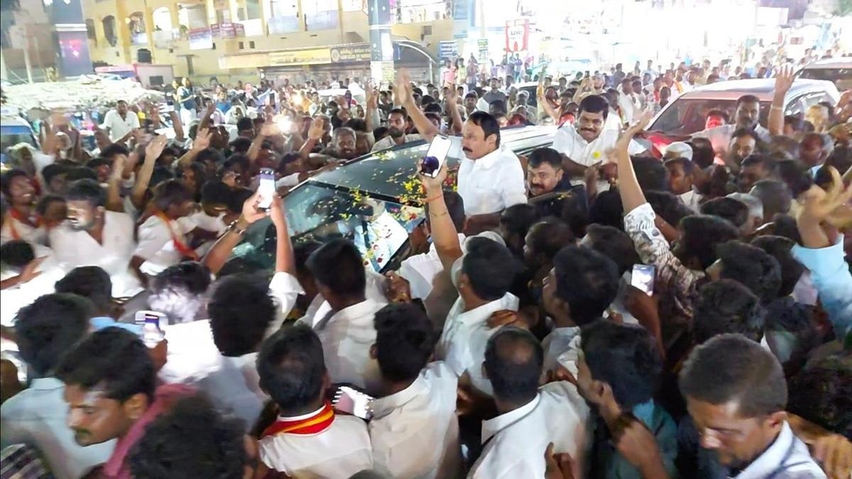 எங்கள் தளபதியோட தளபதி செங்கோட்டையன்.. தூக்கி வைத்து கொண்டாடும் Gen Z இளைஞர் கூட்டம்.. இப்படி ஒரு மரியாதையை செங்கோட்டையன் தன் வாழ்நாளில் பார்த்திருக்க மாட்டார்.. செங்கோட்டையனுக்கு இதுவரை கிடைத்திராத மிகப்பெரிய கெளரவம்.. பாசக்கார பயலுக..