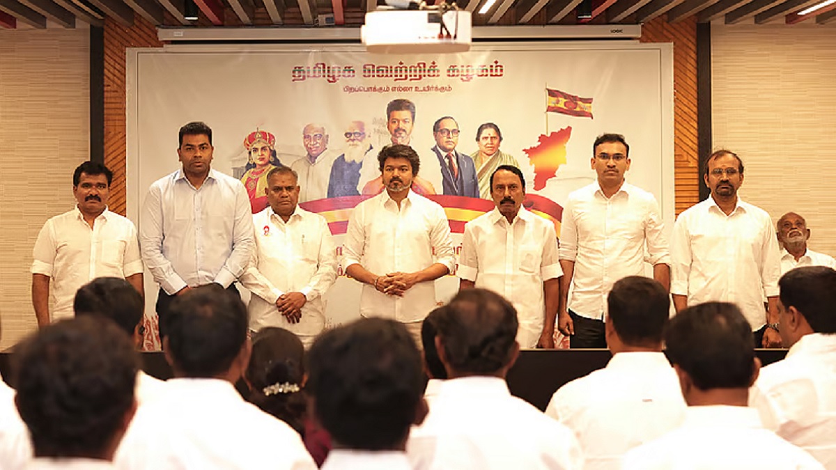 செங்கோட்டையன் ஒரு ஆரம்பம் தான்.. திமுக, அதிமுக, மதிமுக, காங்கிரஸ், பாமக, தேமுதிகவில் இருந்து 20 பிரமுகர்கள் வர தயாராக இருக்கின்றார்களா? விஜய் கட்சிக்கு அதிகரிக்கும் மவுசு.. ஆச்சரியத்தில் அரசியல் விமர்சகர்கள்.. பதட்டத்தில் திராவிட கட்சிகள்.. இன்னும் 5 மாதத்தில் என்னென்ன நடக்க போவுதோ?