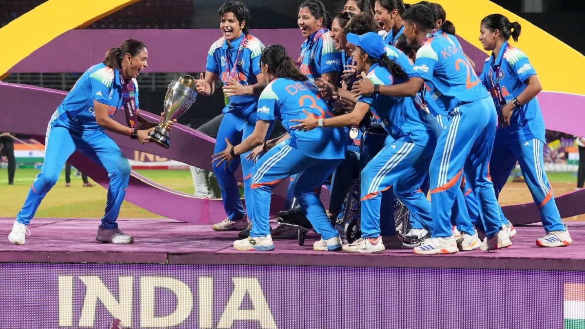 ஒரே இரவில் சிங்க பெண்களாக மாறிய கிரிக்கெட் வீராங்கனைகள்.. அடுப்பங்கரைக்கு போ என கேலி செய்தவர்கள் இன்று கைதட்டி பாராட்டுகின்றனர்.. உலகக்கோப்பை வெற்றி நாட்டிற்கு பெருமை மட்டுமல்ல.. கோடியில் புரளும் வாய்ப்பும் கிடைத்துள்ளது.. குவியும் விளம்பர வாய்ப்புகள்..