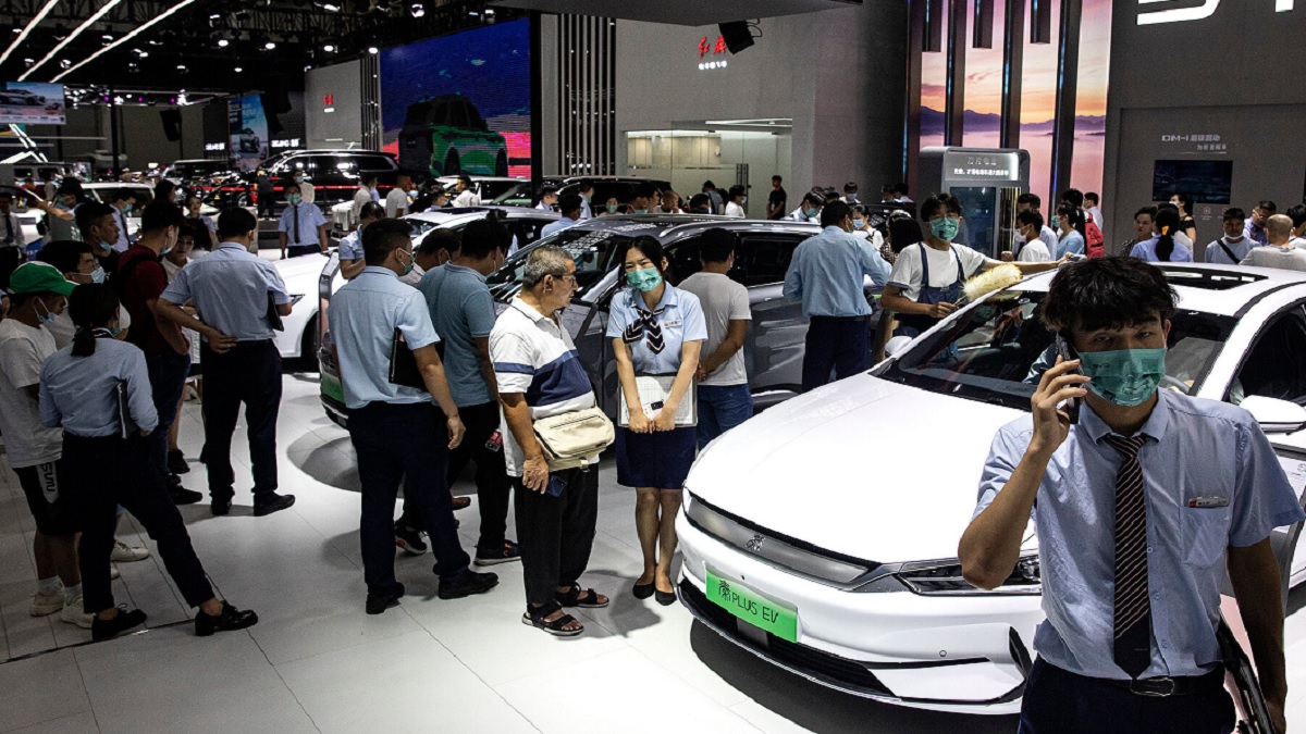 சீனாவில் இனிமேல் வியாபாரமே செய்ய முடியாது.. வெளிநாட்டு ஆடம்பர கார் உற்பத்தி நிறுவனங்களுக்கு சீன அரசு வைத்த ஆப்பு.. ஐரோப்பா, அமெரிக்கா, ஜப்பான் கார் நிறுவனங்கள் அதிர்ச்சி.. உள்நாட்டு கார் உற்பத்தி நிறுவனங்களுக்கு கொண்டாட்டம்..!