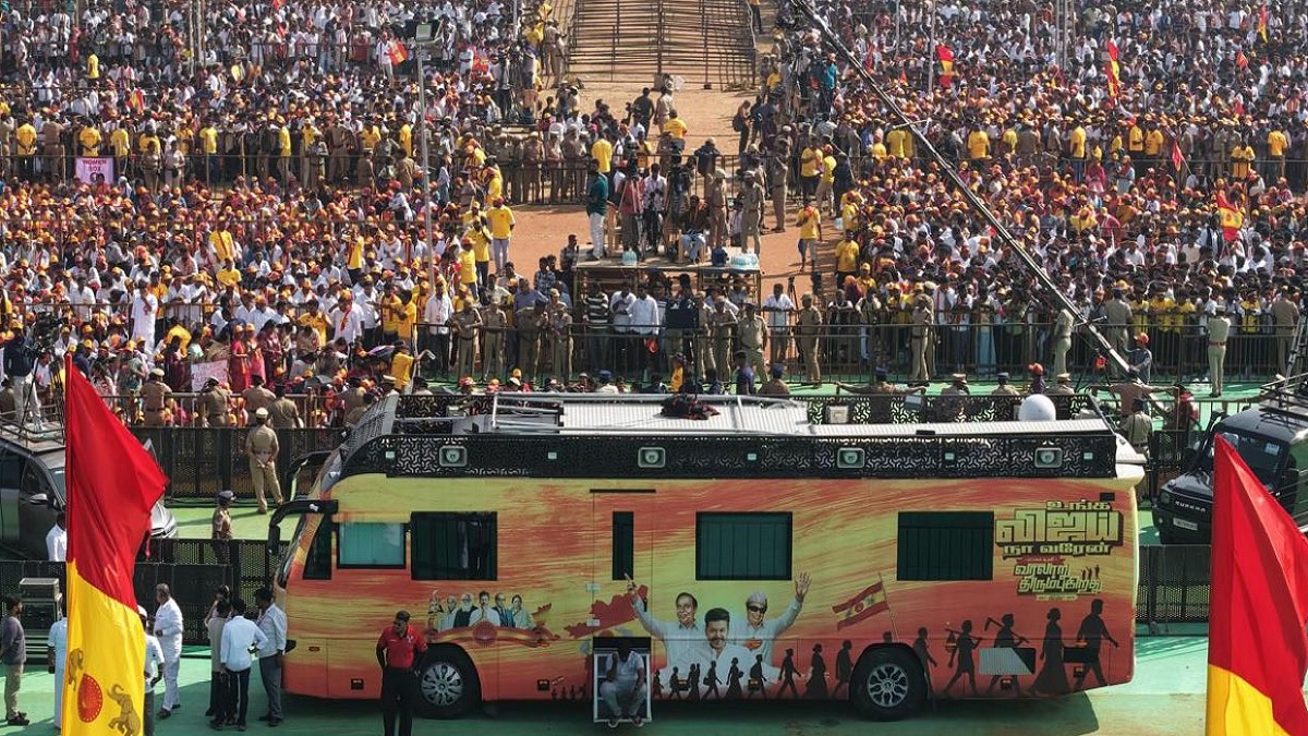 இளைஞர்கள், பெண்கள் ஓட்டு வந்தாச்சு.. மீதி இருப்பது 50 வயதுக்கு மேல் உள்ள பெரியோர்களின் ஓட்டு தான்.. அதையும் கவர திட்டம் போட்டாச்சு.. இன்றைய தவெக கூட்டத்தில் செங்கோட்டையன் செய்ய போகும் மேஜிக்.. இன்று முதல் ஆரம்பம் ஆகிறது விஜய் – செங்கோட்டையனின் அதிரடி.. இரு திராவிட கட்சிகளுக்கும் பெரும் சவாலாக இருக்குமா?