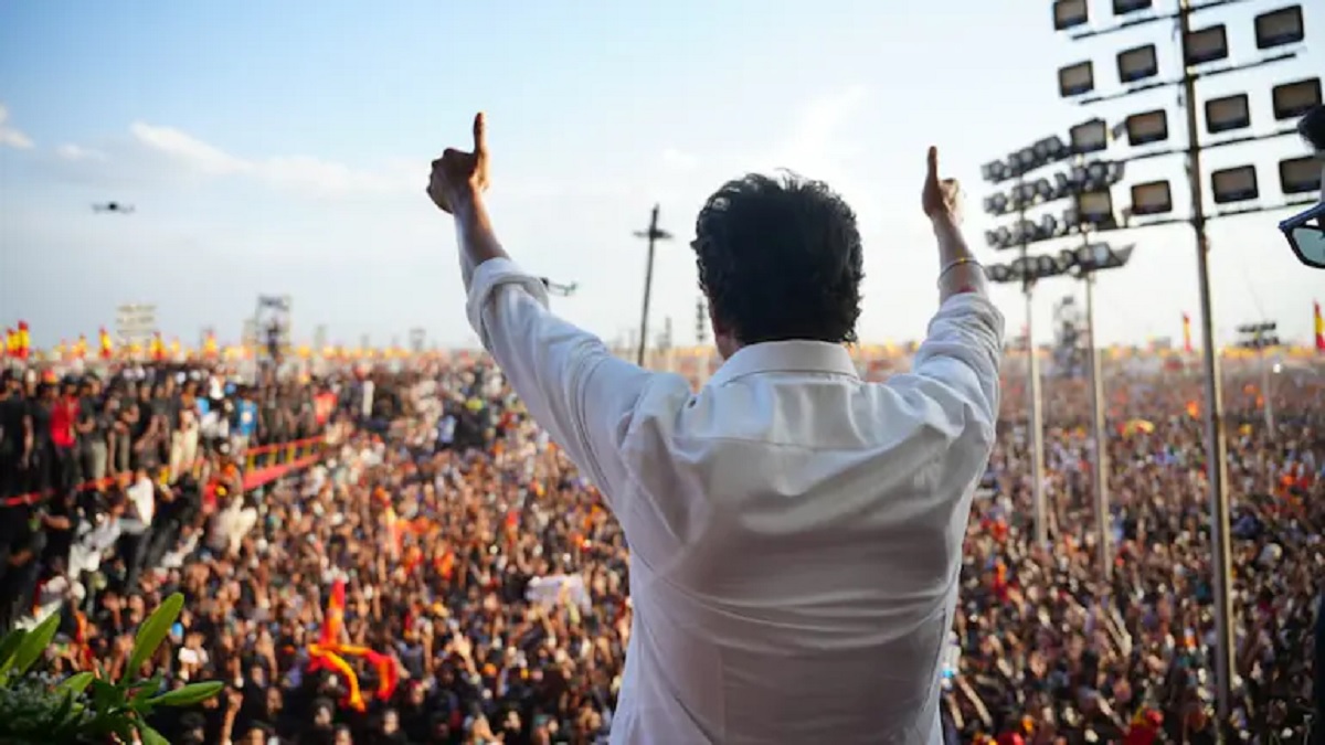 ஒரு தலைமுறைக்கே திராவிட கொள்கையை சொல்லி கொடுக்காத திமுக, அதிமுக. அதனால் தான் இன்றைய தலைமுறையினர் விஜய்யிடம் ஏதோ இருக்கிறது என செல்கிறார்கள்.. 20 வருடமாக இளைஞர்களை அரசியல்படுத்தாதது யார் தவறு? இளைஞர்களுக்கு ஏதாவது பதவி கொடுத்து கெளரவித்தீர்களா? இளைஞர்களுக்கான நலத்திட்டங்கள் ஏதாவது செய்தீர்களா? இப்போது அவர் விழித்தெழும்போது ‘தற்குறி’ என சொல்லி என்ன பயன்? இளைஞர்கள் இல்லாத அரசியல் ஜீரோவுக்கு சமம்..!