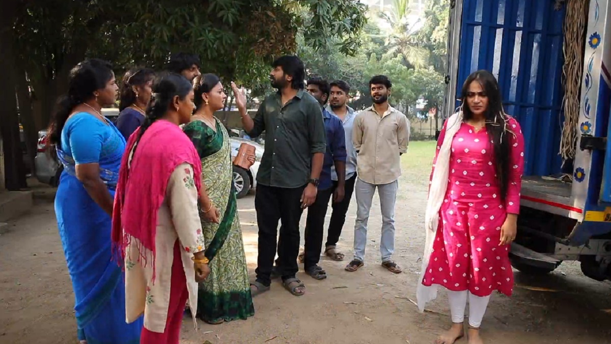 குடும்பமே வசம்மா ரோகிணியிடம் சிக்கியிருச்சு.. மீனா – முத்து ஜெயிலுக்கு போறார்களா? ரோகிணி இனி சும்மா விட மாட்டா.. ஆனா மீனா சும்மா விடுவாரா? பூ விக்கிற கைதான்… ஆனா என் புருஷனுக்கும் என் குடும்பத்துக்கும் ஆபத்துன்னு வந்தா, அந்த பூவே நெருப்பா மாறும். ரோகிணி, நீ போடுற தப்பான கணக்கு உன்னையே தான் அழிக்கும்!