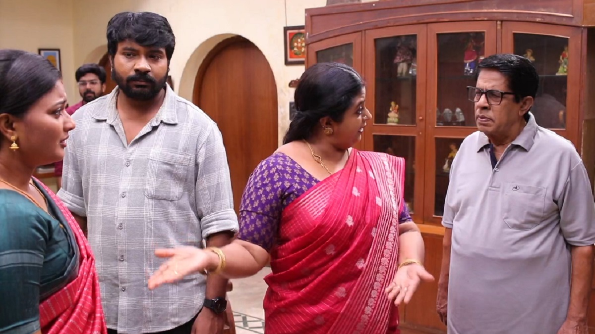 “அறிவே இல்லையா முத்து உங்களுக்கு?” உன் குடும்பத்துக்காக தாண்டா மீனா உண்மையை மறைச்சா.. உனக்கும் உங்கப்பன் அண்ணாமலைக்கும் அறிவே இல்லையா? மீனா நினைச்ச மாதிரி நடந்திருந்தா, ரோகினி செத்துருப்பா.. முத்து ஜெயிலுக்கு போயிருப்பான்.. அண்ணாமலையும் போயிருப்பாரு.. விஜயா விதவையாயிருப்பாடா.. வச்சு செய்யும் நெட்டிசன்கள்..!