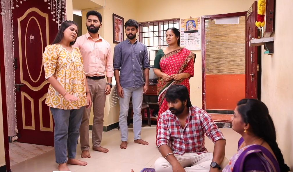 மீனா என்ன லூசா? அங்க ரோகிணி உன்னை வீட்டை விட்டு விரட்ட பிளான் பண்றா.. நீ என்னடான்னா சாப்பிடாம உண்ணாவிரதம் இருந்துகிட்டு இருக்க.. நல்லா சாப்பிட்டு வேலையை பாரும்மா.. ரோகிணியை சமாளிக்க இன்னும் நிறைய தெம்பு வேனும்.. ரோகிணி உன்னையும் முத்துவையும் ஒரு வழி பண்ணாம விட மாட்டா..!