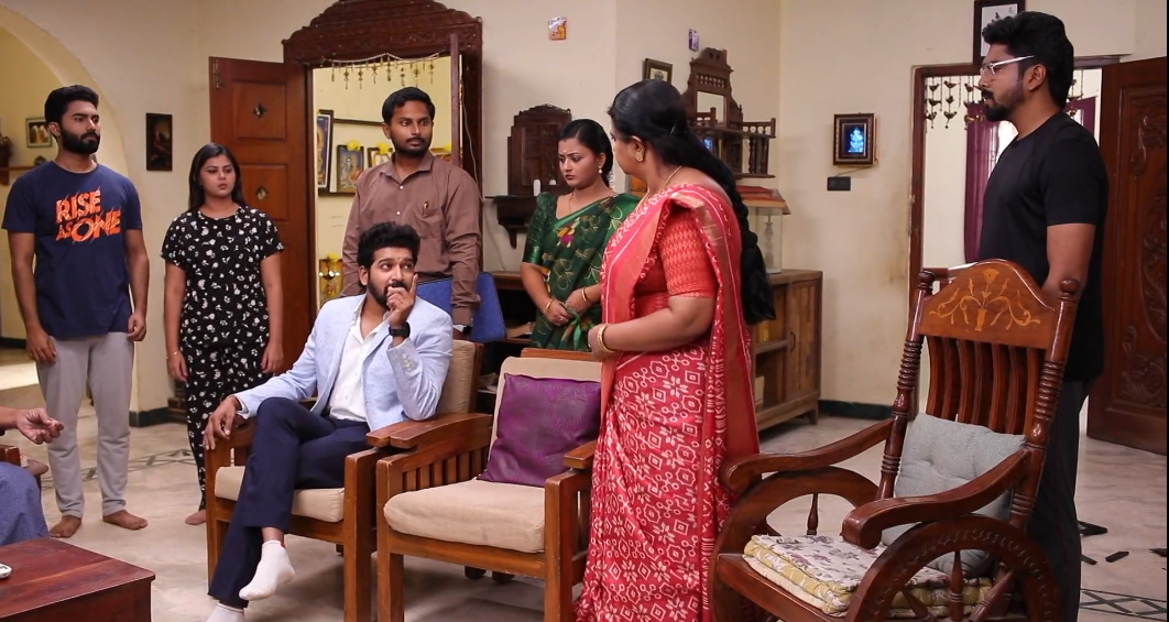 மனோஜ் படிச்சவன் முட்டாளா இருக்கலாம், ஆனா பெத்த பாசம் கண்ணை மறைச்சா புத்திசாலி கூட ஏமாளி ஆகிடுவார்! விஜயா அவசரப்பட்டு போட்ட கையெழுத்து, இந்த வீட்டோட நிம்மதிக்கு வைச்ச ‘கையெழுத்து’ இல்ல… அது ஆப்பு! ரோகிணி போட்டோவை எரிச்சா மட்டும் போதாது விஜயா, அவ மனசுல விதைச்ச விஷத்தை எரிக்கணும்! ஜீரோன்னு சொன்ன ஃபைனான்சியர் முன்னாடி மனோஜ் ஹீரோவா மாறப்போறானா? இல்ல நடுத்தெருவுல நிக்கப்போறானா?”