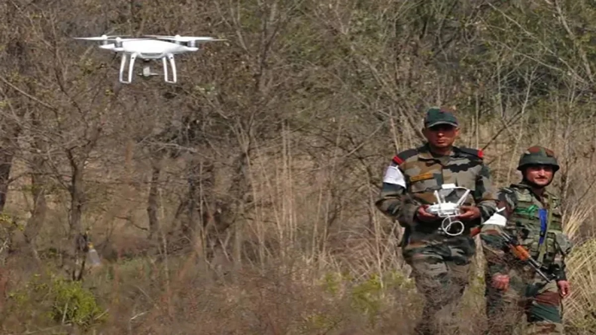 எல்லையில ஓட்டை இருக்கான்னு டிரோன் அனுப்பி தேடுறீங்களே… நாங்க நிக்குற இடத்துல ஓட்டை இல்ல, நீங்க உள்ள வந்தா உங்க உடம்புல தான் ஓட்டை விழும்! பாகிஸ்தானுக்கு இந்திய ராணுவம் எச்சரிக்கை.. ஊடுருவ வழி தேடுறதை விட்டுட்டு, பசியோட இருக்குற பாகிஸ்தான் மக்களுக்கு பிரெட் வாங்கி கொடுங்க.. இந்தியா இப்போ பதில் சொல்ற நாடு இல்ல, அத்துமீறுனா அதிரடியா முடிச்சு வைக்கிற நாடு!