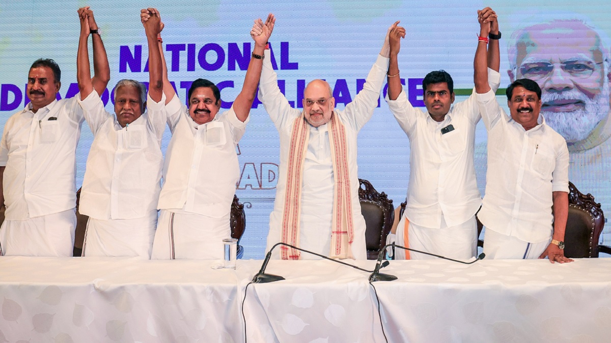 “எல்லாரும் கூட்டணிக்கு ஆள் பிடிக்கிறாங்க.. ஆனா இங்கே மோடி வர்றார்னு சொன்ன உடனே, மொத்த தமிழகமும் திரளுது.. இதுதான் ‘மோடி மேஜிக்’! ஒரு பக்கம் ராகுல்-ஸ்டாலின்.. இன்னொரு பக்கம் மோடி-எடப்பாடி! மகாபாரத போர் மாதிரி 2026 தேர்தல் அமையப்போகுது..  பிரேமலதா மேடை ஏறினா கூட்டணி கெத்தாகும், எடப்பாடியும் மோடியும் இணைஞ்சா தமிழகம் ‘மாஸாகும்’!