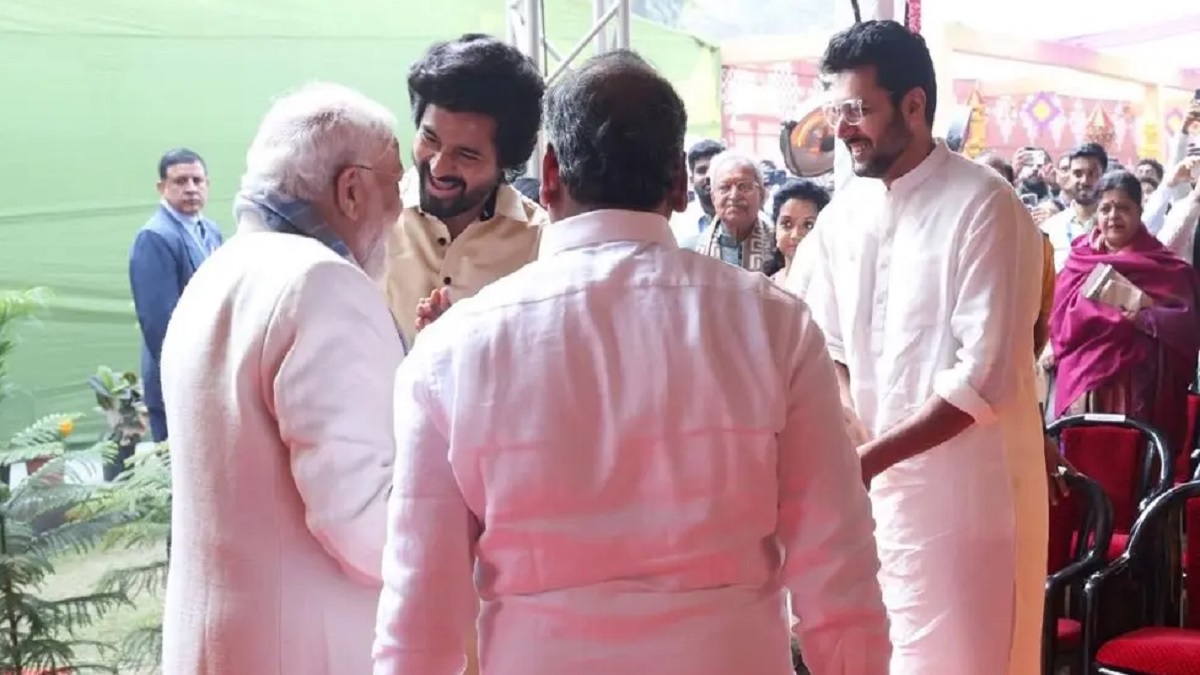 பராசக்தி படக்குழுவிற்கு பதிலாக ஜனநாயகன் படக்குழு மோடியை சந்தித்திருந்தால் என்ன நடந்திருக்கும்? மாமியார் உடைச்சா அது மண் குடம்… மருமகள் உடைச்சா அது பொன் குடமா? நீங்க பண்ணா அது ‘பண்பாடு’, அவங்க பண்ணா அது ‘சரணாகதியா’? ஊடகங்களின் டபுள் கேம் இனிமே செல்லாது! அதிகாரத்துக்கு ஜால்ரா தட்டுறது ஊடக தர்மம் இல்ல… அது வெறும் ‘ஜின்சாக்’ அரசியல்! உங்க ஆளுங்க மோடியைப் பார்த்தா அது ‘பண்பாட்டுப் பொங்கல்’… எங்க ஆளுங்க பார்த்தா அது ‘பயத்துல வந்த பொங்கல்’! இது என்ன நியாயம்?