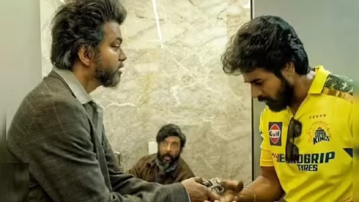 உண்மையாகவே விஜய்க்கு போட்டியாளர் சிவகார்த்திகேயனா? அல்லது பலி ஆடா? விஜய்யிடம் துப்பாக்கியை வாங்கியவர், அதே துப்பாக்கியை விஜய்க்கு எதிராகவே நீட்டுவாரா? சிவகார்த்திகேயன் படத்தை மட்டுமே பேசினால் தப்பிப்பார்.. அரசியல் பேசினால் வடிவேலு கதி தான் ஏற்படும்.. அரசியல் விமர்சகர்கள் எச்சரிக்கை..!