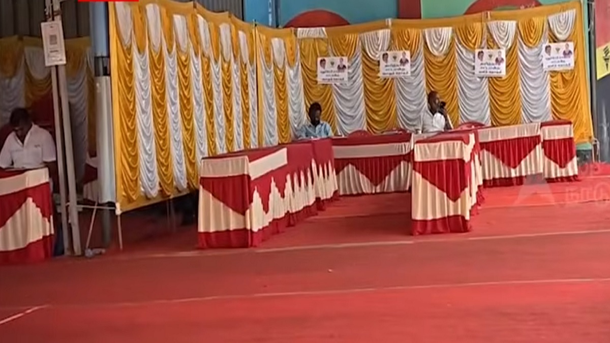 விருப்பமனு வாங்க ஆளே வரவில்லை.. காத்து வாங்கும் தேமுதிக அலுவலகம்.. இந்த லட்சணத்தில் 234 தொகுதிக்கும் விருப்பமனு வாங்குறாங்களாம்.. கொஞ்சம் கூட வெட்கமே இல்லையா? கூட்டணியை கூட உறுதி செய்யாமல் யார் விருப்பமனு வாங்க வருவாங்க? தேமுதிக கட்சி சார்பில் போட்டியிட ஆளே இல்லையா? பிரேமலதா, சுதீஷ், விஜய பிரபாகரன் மட்டும் தான் தேர்தலில் போட்டியிடனும்..!