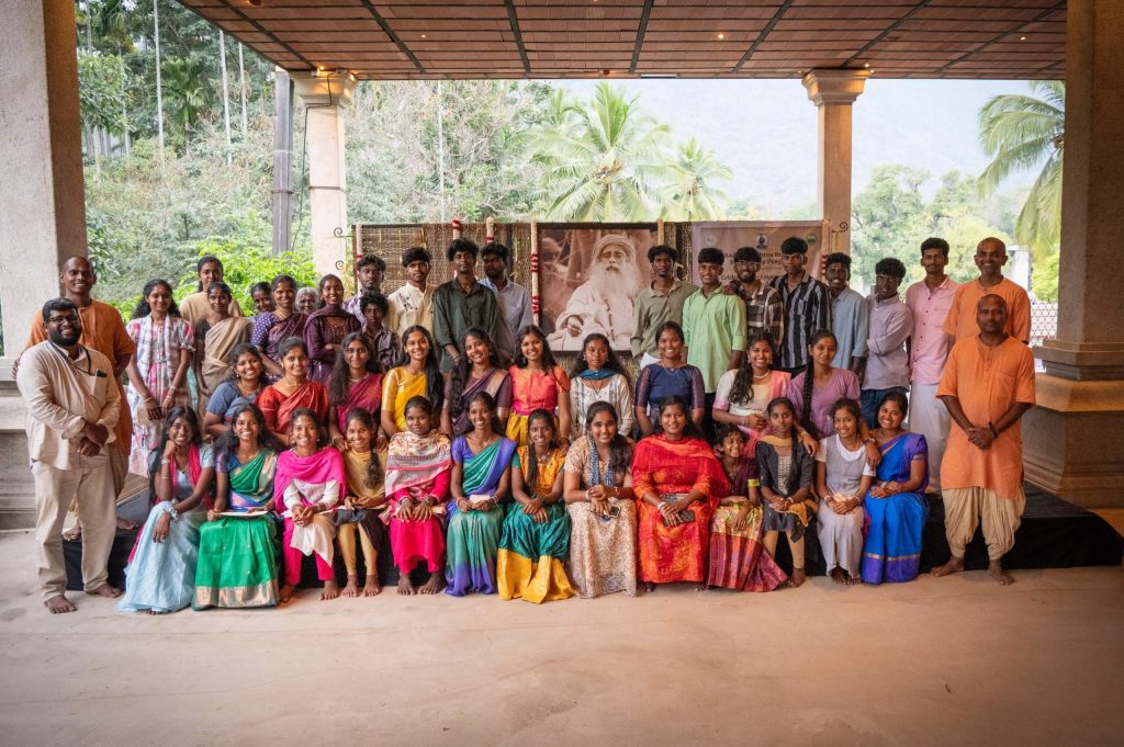 ஐடி முதல் தடய அறிவியல் வரை! பழங்குடியின  மாணவர்களின் கல்விச் செலவை ஏற்று வழிநடத்தும் ஈஷா!!