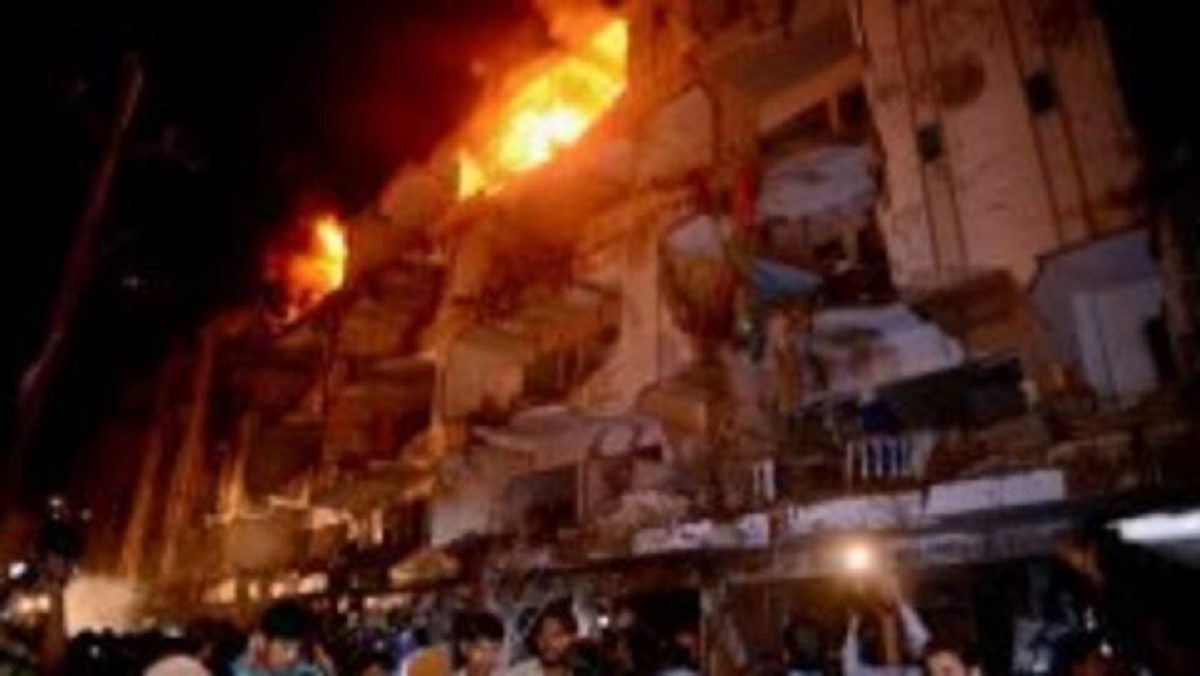 செத்து போன உளவுத்துறை.. சொந்த நாட்டு மக்களே ஆயுதங்களை கையில் எடுக்கும் அவல நிலை.. போராட்டக்காரர்களை பார்த்து பயந்து ஓடும் ராணுவம்.. இதெல்லாம் ஒரு நாடா? இந்தியா, ஆப்கானிஸ்தான், ஈரான் ஆகிய 3 அண்டை நாடுகளுடன் பகை.. அமெரிக்காவுக்கு தெரியாமல் சீனாவுக்கு ஆதரவு.. சீனாவுக்கு தெரியாமல் அமெரிக்காவுக்கு ஆதரவு என இரண்டு முகம்.. அழிவுப்பாதையில் செல்கிறதா பாகிஸ்தான்?