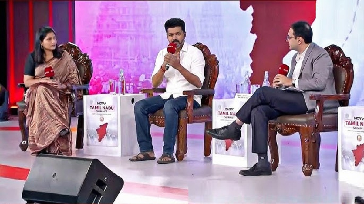 எம்பிபிஎஸ் படிச்சா தான் டாக்டராக முடியும்.. சட்டம் படித்தால் தான் வழக்கறிஞர் ஆக முடியும்.. ஆனால் ஒரு யூடியூப் சேனல், ஒரு மைக் இருந்தால் போதும் நானும் மீடியான்னு வந்துருவாங்க..விஜய்யை ஏடாகூடமா கேள்வி கேட்டு கோபப்படுத்த கண்கொத்தி பாம்பாக காத்திருக்கும் மீடியா.. ஆனால் மீடியாவை விஜய் கடைசி வரை சந்திக்க வாய்ப்பில்லை.. விஜயகாந்தை மீடியா என்ன செய்தது என்பதை பார்த்தவர் தானே விஜய்.. முதல்வர் பதவியேற்ற பின்னர் தான் பிரஸ்மீட்.. உறுதியாக இருக்கும் விஜய்..