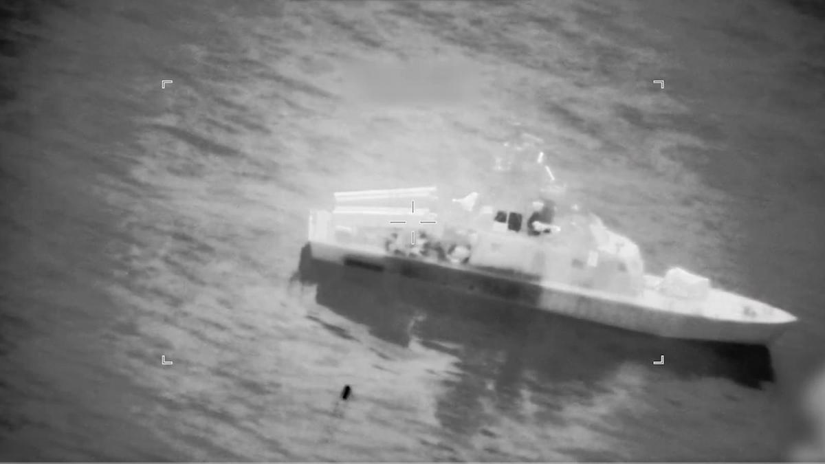 ஹார்முஸ் நீரிணையில் கண்ணிவெடியா வைக்குற? ஈரானின் 16 போர்க்கப்பல்களை 16 நிமிஷத்தில் அழித்த அமெரிக்கா.. சும்மா பயமுறுத்துறேன்னு நினைச்சியா? ஹார்முஸ் நீரிணை உலகத்தோட ரத்த நாளம்… அங்க கண்ணிவெடி வைக்க நினைச்சா, உன் கடற்படையே காணாம போகும்! ஈரானுக்கு டிரம்ப் எச்சரிக்கை.. நீ 16 கப்பல்களை அழிச்சா நான் என்ன சும்மா இருப்பேனா? அபுதாபியின் அமெரிக்க விமான தளத்தின் மீது ஏவுகணை வீச்சு.. இப்போதைக்கு போர் முடியாது போல தெரியுது..!